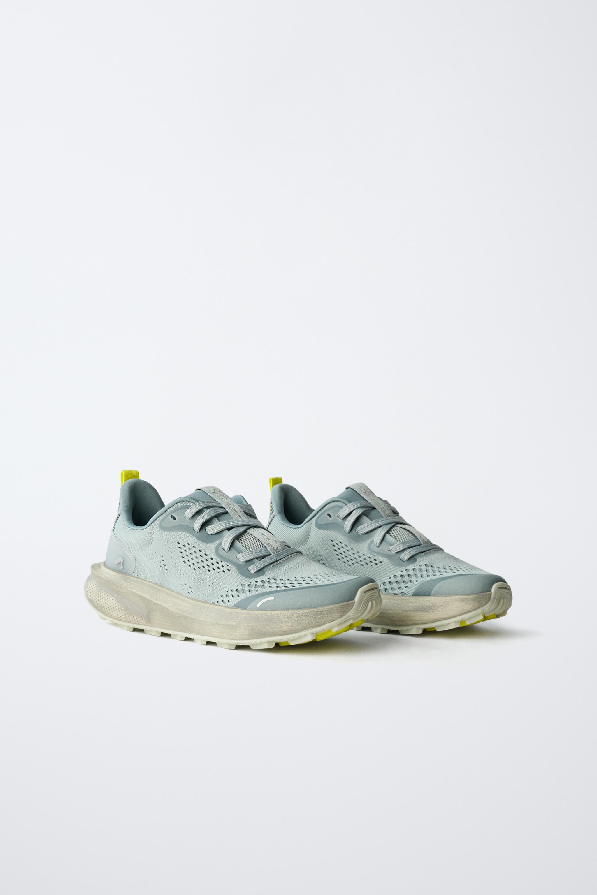 SPORTY SNEAKERS